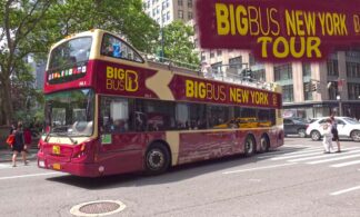 Deluxe: Hop-on, Hop-off Sightseeing bus tour of New York